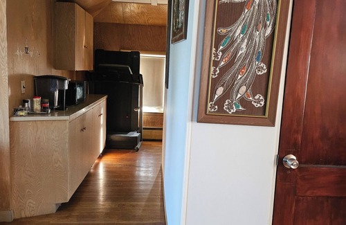 Lynn Maison | Charming 1-bedroom and bathroom in a house in delightful Lynn with WiFi, AC.