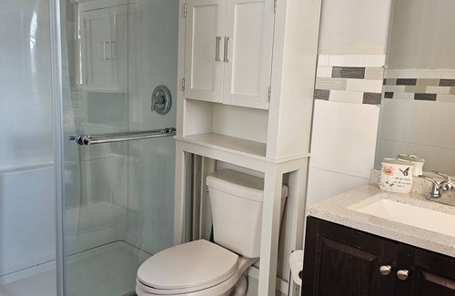 Lynn Maison | Charming 1-bedroom and bathroom in a house in delightful Lynn with WiFi, AC.