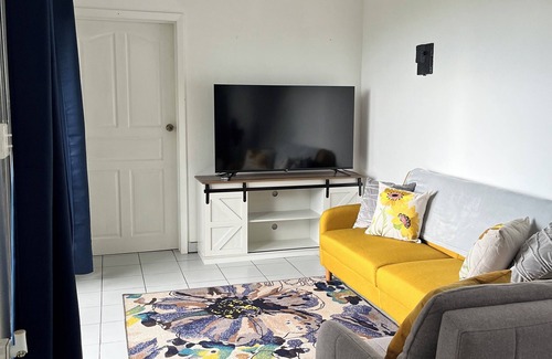 Estate Fortuna Hill Appartement | Charming 1-bedroom apartment in vibrant St Thomas with WiFi