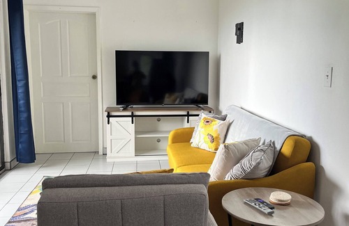 Estate Fortuna Hill Appartement | Charming 1-bedroom apartment in vibrant St Thomas with WiFi