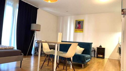 Kelkheim Appartement | Charming 1-Bedroom Apartment with Natural Light and Balcony