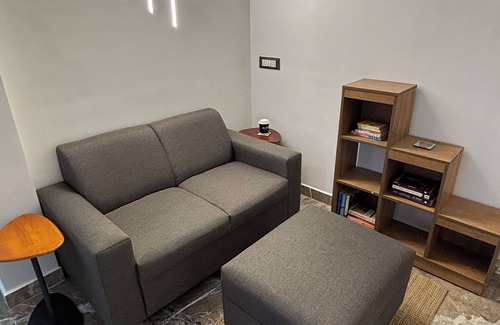 Santacruz West Appartement | Charming 1-bedroom apartment with WiFi, AC in Bandra Mumbai