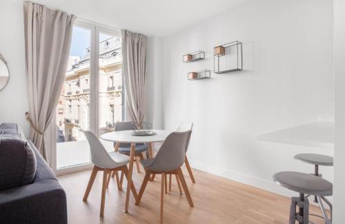 Trafalgar Appartement | Charming 1-Bedroom Apartment in Central Madrid Stylish Retreat for 2, Alonso Martinez I