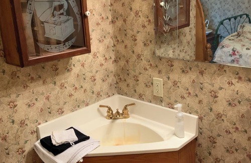Weissert Lit Et Petit-Déjeuner | Charming 1-bedroom bed & breakfast. Close to everything, away from it all.