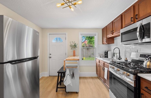 Ohio City Maison | Charming 1-bedroom house with WiFi, AC in peaceful Cleveland 3215