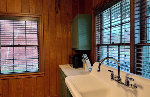 Thomasville Maison | Charming 1-bedroom house in Metcalfe with modern amenities and a vintage vibe