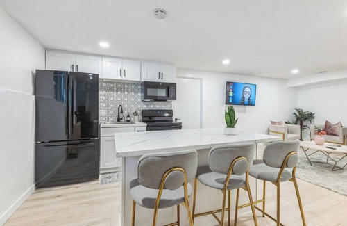 Three Tree Point Maison | Charming 1-bedroom house in lovely Burien with high speed WiFi, AC