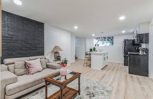 Three Tree Point Maison | Charming 1-bedroom house in lovely Burien with high speed WiFi, AC