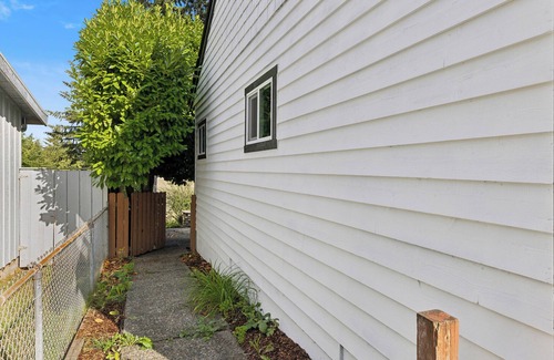 Three Tree Point Maison | Charming 1-bedroom house in lovely Burien with high speed WiFi, AC