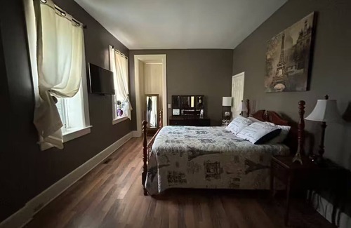 Albion Lit Et Petit-Déjeuner | Charming 1-bedroom in Italianate designed house in terrific Albion, NY