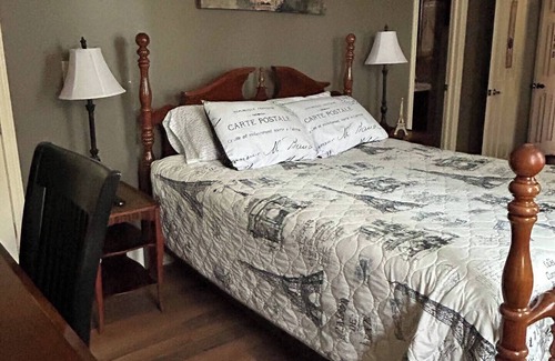Albion Lit Et Petit-Déjeuner | Charming 1-bedroom in Italianate designed house in terrific Albion, NY