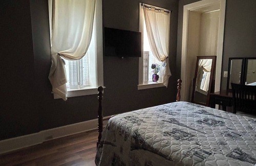 Albion Lit Et Petit-Déjeuner | Charming 1-bedroom in Italianate designed house in terrific Albion, NY