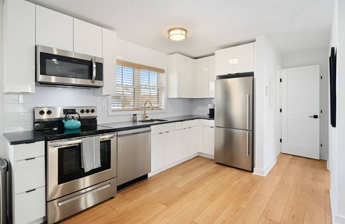 Manoa Appartement | Charming 1-bedroom in welcoming Ardmore with WiFi, AC, washer/dryer in unit.