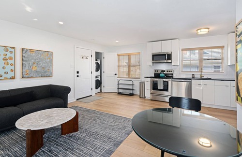 Manoa Appartement | Charming 1-bedroom in welcoming Ardmore with WiFi, AC, washer/dryer in unit.