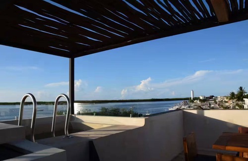 Rio Lagartos Appartement | Charming 1-Bedroom Apartment in Río Lagartos. AC, Rooftop Deck & Private Pier -Y