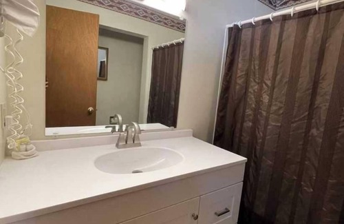 Huron Hôtel | Charming 2 bedroom suite with AC and WiFi in Huron.unit#127