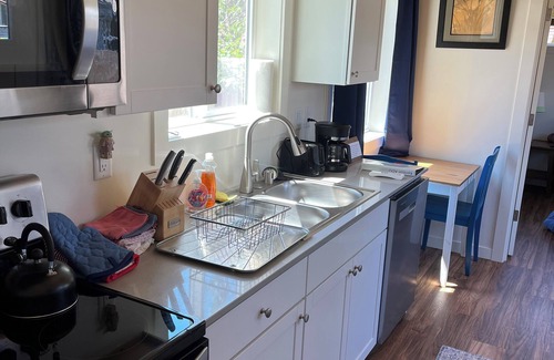 Kenton Maison | Charming 1-bedroom tiny house in Portland with WiFi, AC