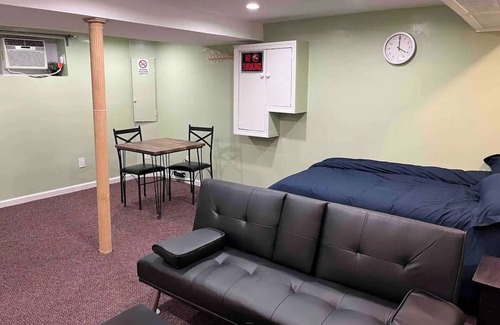 Floral Park Appartement | Charming 1-bedroom basement apartment in Floral Park with WiFi and AC