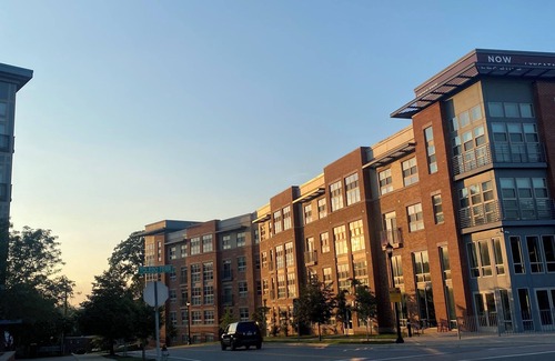 College Park Appartement | Charming 1-bedroom apartment in pleasant Hyattsville. Just steps to the Mall