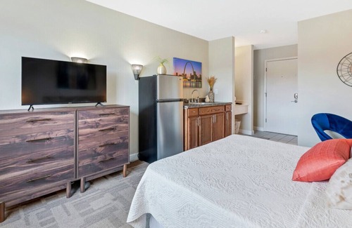 New Florence Hôtel | Charming 1-Bedroom Hotel off I-70 & New Florence