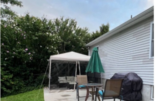 Sound Beach Maison | Charming 1-bedroom apt in house walking distance to the beach and restaurants