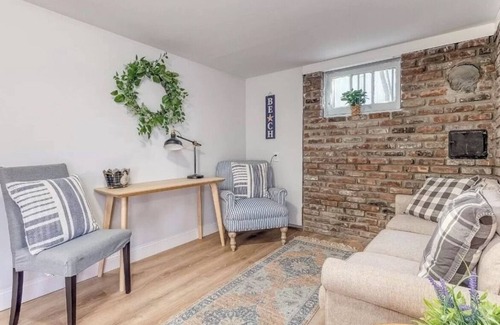 Sound Beach Maison | Charming 1-bedroom apt in house walking distance to the beach and restaurants