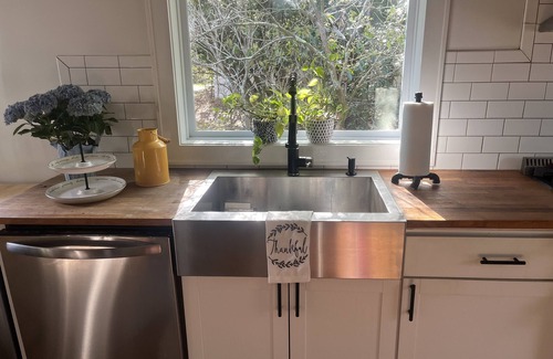 Stony Brook Cottage | Charming 1-bedroom Stony Brook cottage -walking distance to village & university