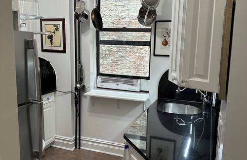 Manhattan Valley Copropriété | Charming 1-bedroom walkup condo in UWS New York with WiFi, AC, & chef's kitchen.