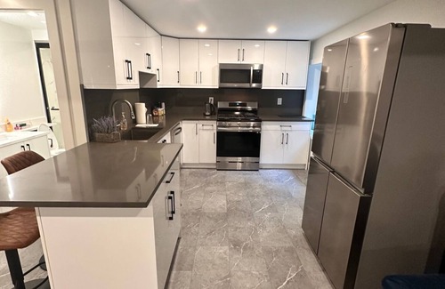 Delta Maison | Charming 1-bedroom with dedicated bathroom in superb Delta with WiFi, AC