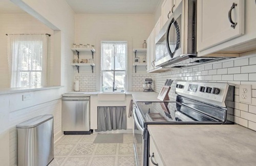 Historic District Maison | Charming 100-Year-Old Home Less Than 1 Mi to Downtown