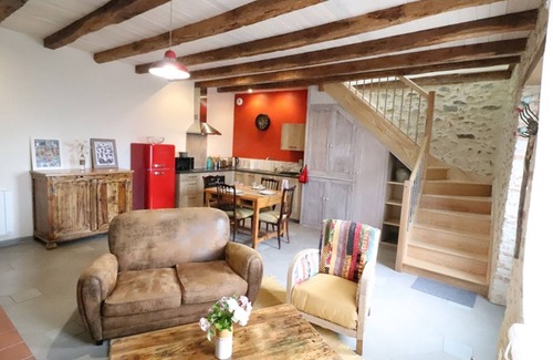 Saint-Victor Cottage | Maison de Caractère Rénovée avec Jardin Privé et Cheminée à Saint-Victor