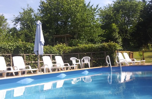 Hautefort Cottage | 18c charmante pierre gîte à la ferme périgourdine: wifi, piscine, jardins, vue sur la vallée