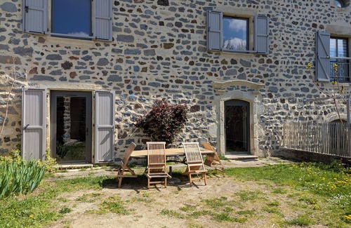 Arsac-en-Velay Cottage | Élégante maison de maître XVIIIe, jardin clos 500m², nature, proche Puy-en-Velay, 11 pers., cosy & confort