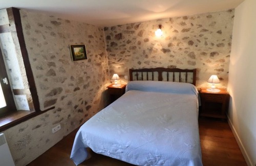Parlan Cottage | Moulin rénové avec étang privé, nature préservée proche Cantal et Lot, idéal pour activités plein air.