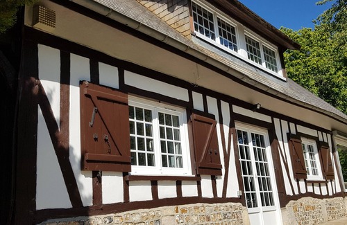 Broglie Maison | Charmante Maison Normande au bord de la rivière Charentonne à 150 kms de Paris