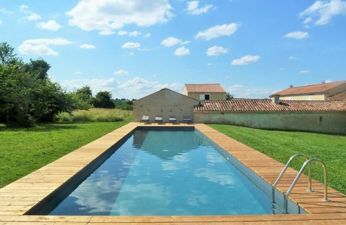 Auchay-sur-Vendee Cottage | Charmante maison XVIIIème rénovée avec piscine et terrasse, proche rivière et pistes cyclables