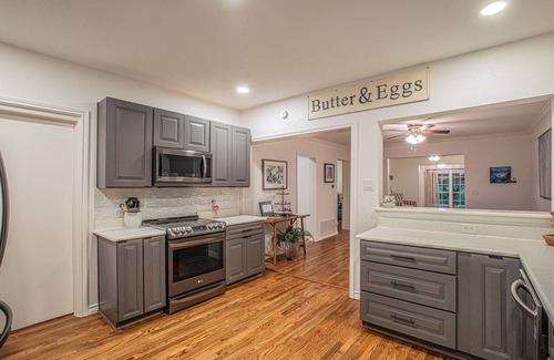 Little Elm Cottage | Charming 1950's Cottage Steps from the Lake