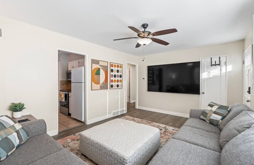 South Salt Lake Maison | Charming 1950s Bungalow in Millcreek | Cozy & Central
