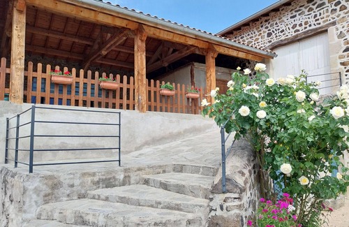Saint-Vincent Cottage | Ferme du XIXe siècle avec cour fermée et terrasse, proche des gorges de la Loire et du Puy-en-Velay