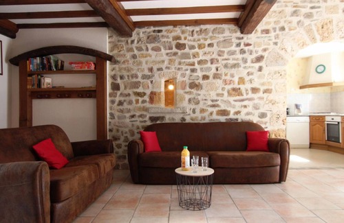 Montsenelle Cottage | Moulin restauré avec cheminée, terrasse au bord de l'eau et solarium, accueil chaleureux