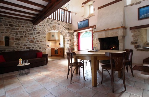 Montsenelle Cottage | Moulin restauré avec cheminée, terrasse au bord de l'eau et solarium, accueil chaleureux