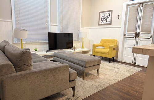 Albany Appartement | Bright little one bedroom apartment with parking in the heart of Center Sq
