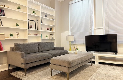 Albany Appartement | Bright little one bedroom apartment with parking in the heart of Center Sq
