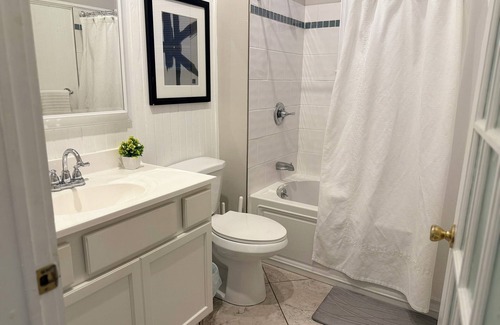 Albany Appartement | Bright little one bedroom apartment with parking in the heart of Center Sq