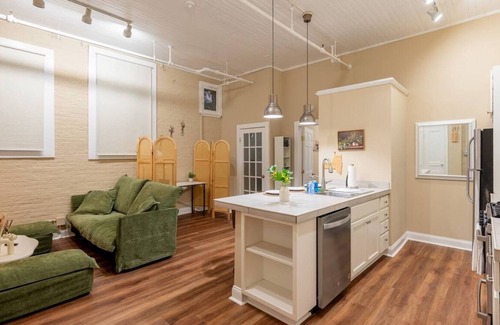 Albany Appartement | Charming 1BR Albany retreat w/parking & full kitchen, near MVP Arena, Washington Park & dining