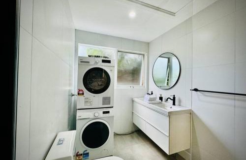 Wantirna South Maison | Charming 1BR Granny Flat Conveniently Located near Knox Shopping Center