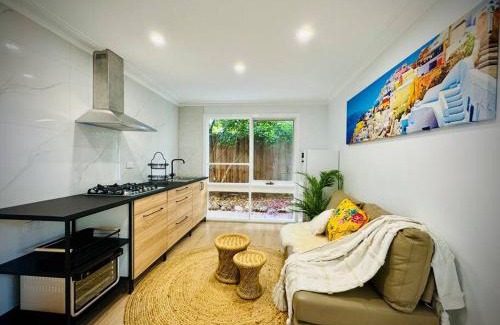 Wantirna South Maison | Charming 1BR Granny Flat Conveniently Located near Knox Shopping Center