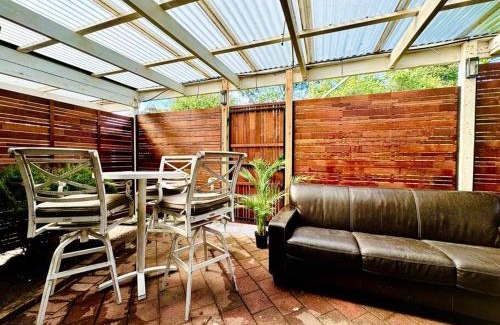 Wantirna South Maison | Charming 1BR Granny Flat Conveniently Located near Knox Shopping Center