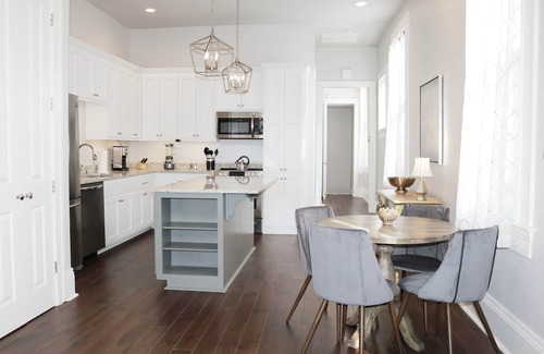 Lower Garden District Copropriété | Charming 2 BD w/ Balcony, 1 Block off St. Charles