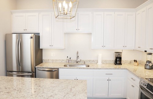 Lower Garden District Copropriété | Charming 2 BD w/ Balcony, 1 Block off St. Charles